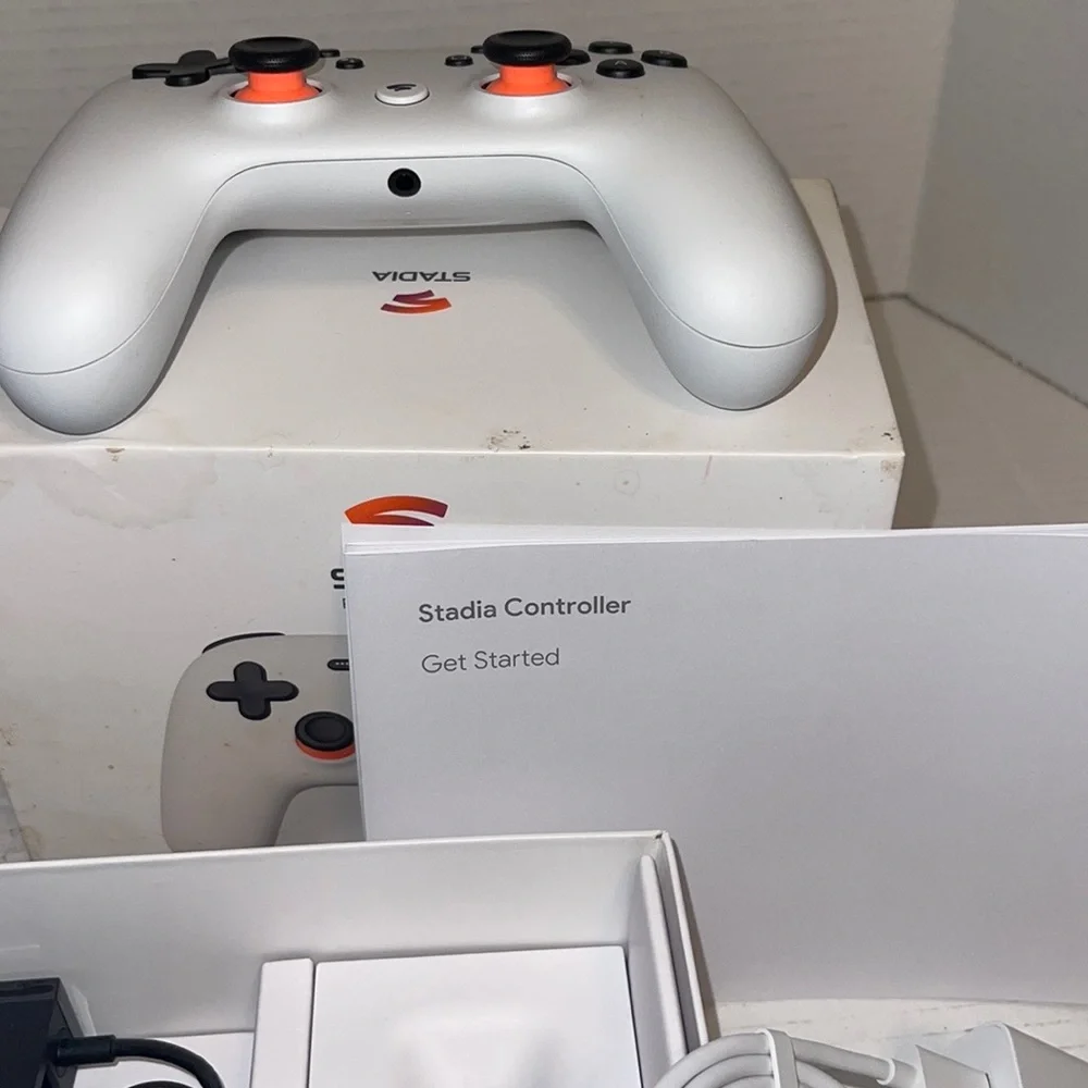 Google Stadia Premiere Edition Controller Chromecast Ultra Bundle | White